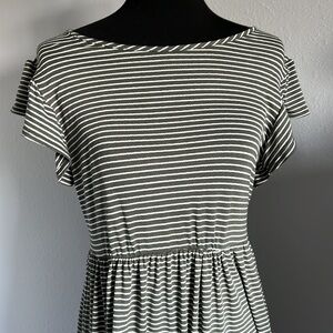 Green & white striped short sleeve dress size large. Thin stripes, stretchy